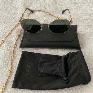 Auth VALENTINO V Logo Chain Sunglasses black lenses